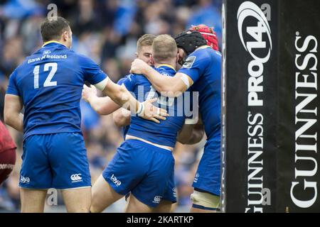 Leinster-Spieler feiern beim Warm-up beim Guinness PRO14-Spiel zwischen Leinster Rugby und Munster Rugby am 7. Oktober 2017 im Aviva Stadium in Dublin, Ieland (Foto: Andrew Surma/NurPhoto) Stockfoto