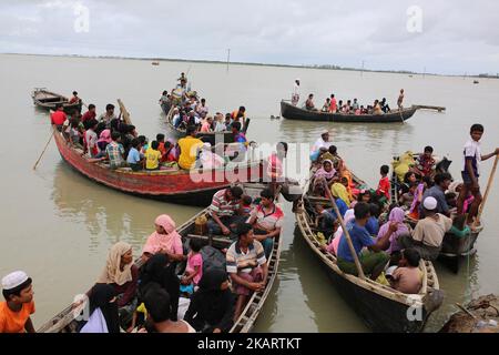 Rohingya, die vor der laufenden Militäroperation im Bundesstaat Rakhain in Myanmar geflohen sind, fahren am 07. Oktober 2017 mit dem Boot auf der Insel Shah Pori in das Flüchtlingslager auf der Insel Shah Pori in Bangladesch. Rohinngya-Menschen flohen weiterhin in Bangladesch. Bangladesch sagte, dass es eine der größten Flüchtlingslager der Welt sein würde, um alle mehr als 800.000 Rohingya-muslime zu beherbergen, die in Myanmar Asyl vor Gewalt gesucht haben. (Foto von Zakir Hossain Chowdhury/NurPhoto) Stockfoto