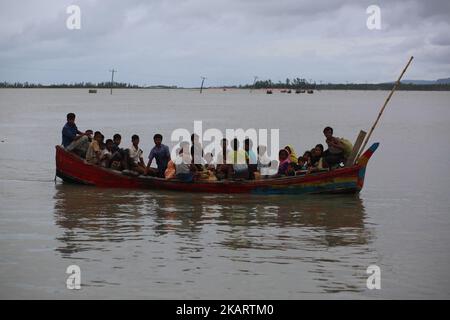 Rohingya, die vor der laufenden Militäroperation im Bundesstaat Rakhain in Myanmar geflohen sind, fahren am 07. Oktober 2017 mit dem Boot auf der Insel Shah Pori in das Flüchtlingslager auf der Insel Shah Pori in Bangladesch. Rohinngya-Menschen flohen weiterhin in Bangladesch. Bangladesch sagte, dass es eine der größten Flüchtlingslager der Welt sein würde, um alle mehr als 800.000 Rohingya-muslime zu beherbergen, die in Myanmar Asyl vor Gewalt gesucht haben. (Foto von Zakir Hossain Chowdhury/NurPhoto) Stockfoto