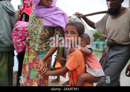 Rohingya, die vor der laufenden Militäroperation im Bundesstaat Rakhain in Myanmar geflohen sind, fahren am 07. Oktober 2017 mit dem Boot auf der Insel Shah Pori in das Flüchtlingslager auf der Insel Shah Pori in Bangladesch. Rohinngya-Menschen flohen weiterhin in Bangladesch. Bangladesch sagte, dass es eine der größten Flüchtlingslager der Welt sein würde, um alle mehr als 800.000 Rohingya-muslime zu beherbergen, die in Myanmar Asyl vor Gewalt gesucht haben. (Foto von Zakir Hossain Chowdhury/NurPhoto) Stockfoto