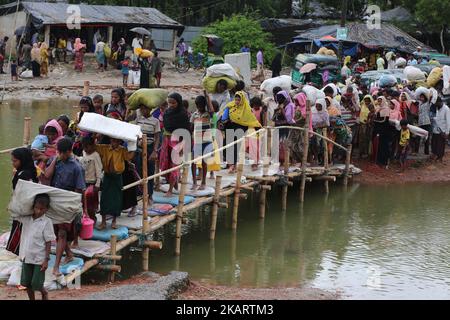 Rohingya, die vor der laufenden Militäroperation im Bundesstaat Rakhain in in Myanmar geflohen sind, gehen am 07. Oktober 2017 auf der Insel Shah Pori zum Flüchtlingslager auf der Insel Shah Pori in Bangladesch. Rohinngya-Menschen flohen weiterhin in Bangladesch. Bangladesch sagte, dass es eine der größten Flüchtlingslager der Welt sein würde, um alle mehr als 800.000 Rohingya-muslime zu beherbergen, die in Myanmar Asyl vor Gewalt gesucht haben. (Foto von Zakir Hossain Chowdhury/NurPhoto) Stockfoto