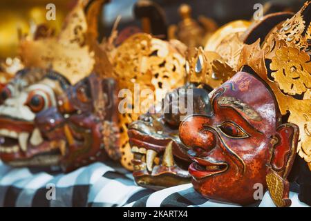 Alte traditionelle balinesische Kostüme und Masken Tari Wayang Topeng - Charaktere der Bali Insel Kultur. Tempel rituellen Tanz bei der Zeremonie auf religiösen Holid Stockfoto