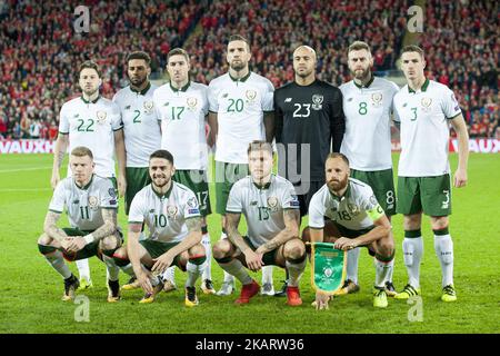 Die irische Fußballnationalmannschaft posiert während des FIFA World Cup 2018 Qualifying Round Gruppe-D-Spiels zwischen Wales und der Republik Irland am 9. Oktober 2017 im Cardiff City Stadium in Cardiff, Wales, Großbritannien (Foto: Andrew Surma/NurPhoto) Stockfoto