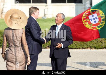 Portugals Präsident Marcelo Rebelo de Sousa (R) schüttelt sich die Hände mit König Willem-Alexander von den Niederlanden während einer Begrüßungszeremonie im Kloster Jeronimos in Lissabon, Portugal, am 10. Oktober 2017. Dies ist der erste von einem 3 Tage Royals Staatsbesuch in Portugal. (Foto von Pedro Fiuza/NurPhoto) Stockfoto