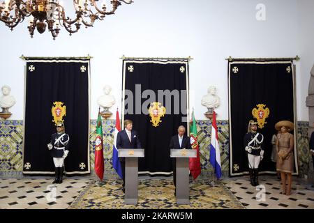 König Willem-Alexander von den Niederlanden (L) und der portugiesische Präsident Marcelo Rebelo de Sousa (R) geben nach ihrem Treffen im Belem-Palast in Lissabon, Portugal, am 10. Oktober 2017 eine gemeinsame Erklärung vor der Presse ab. Dies ist der erste von einem 3 Tage Royals Staatsbesuch in Portugal. (Foto von Pedro Fiuza/NurPhoto) Stockfoto