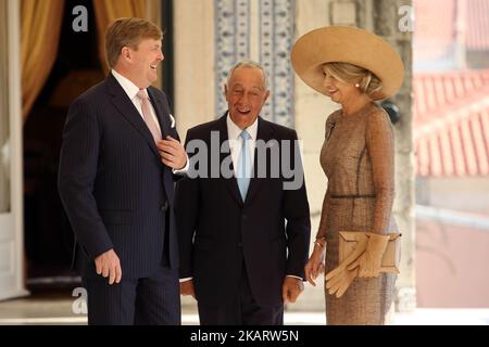 König Willem-Alexander und Königin Maxima der Niederlande unterhalten sich am 10. Oktober 2017 im Belem-Palast in Lissabon mit dem portugiesischen Präsidenten Marcelo Rebelo de Sousa (C). Dies ist der erste von einem 3 Tage Royals Staatsbesuch in Portugal. (Foto von Pedro Fiuza/NurPhoto) Stockfoto