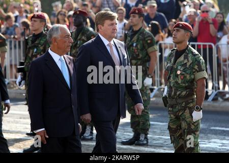 Portugals Präsident Marcelo Rebelo de Sousa (L) und König Willem-Alexander von den Niederlanden überprüfen die Wachen während einer Begrüßungszeremonie im Kloster Jeronimos in Lissabon, Portugal, am 10. Oktober 2017. Dies ist der erste von einem 3 Tage Royals Staatsbesuch in Portugal. (Foto von Pedro Fiuza/NurPhoto) Stockfoto