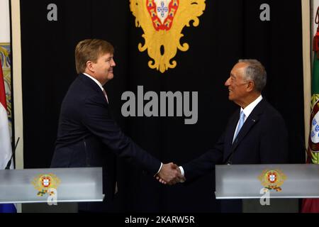 König Willem-Alexander von den Niederlanden (L) und der portugiesische Präsident Marcelo Rebelo de Sousa (R) geben sich nach ihrem Treffen am 10. Oktober 2017 im Belem-Palast in Lissabon, Portugal, die Hände. Dies ist der erste von einem 3 Tage Royals Staatsbesuch in Portugal. (Foto von Pedro Fiuza/NurPhoto) Stockfoto