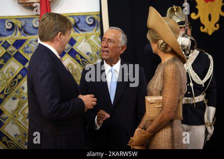 König Willem-Alexander und Königin Maxima der Niederlande unterhalten sich am 10. Oktober 2017 im Belem-Palast in Lissabon mit dem portugiesischen Präsidenten Marcelo Rebelo de Sousa (C). Dies ist der erste von einem 3 Tage Royals Staatsbesuch in Portugal. (Foto von Pedro Fiuza/NurPhoto) Stockfoto