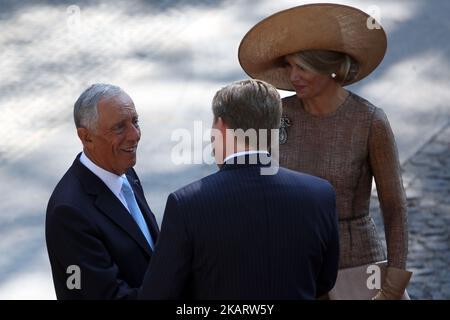 Portugals Präsident Marcelo Rebelo de Sousa (L) bietet am 10. Oktober 2017 im Belem-Palast in Lissabon, Portugal, dem König Willem-Alexander und der Königin Maxima der Niederlande Fairwell an. Dies ist der erste von einem 3 Tage Royals Staatsbesuch in Portugal. (Foto von Pedro Fiuza/NurPhoto) Stockfoto