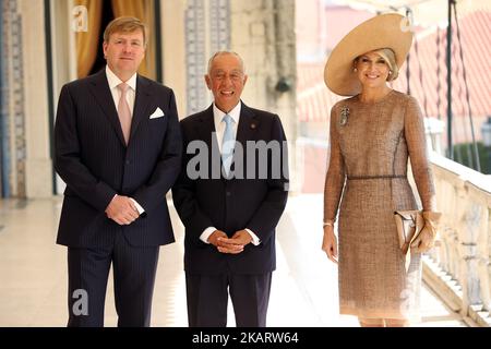 König Willem-Alexander und Königin Maxima der Niederlande posieren für ein Bild mit Portugals Präsident Marcelo Rebelo de Sousa (C) am 10. Oktober 2017 im Belem-Palast in Lissabon, Portugal. Dies ist der erste von einem 3 Tage Royals Staatsbesuch in Portugal. (Foto von Pedro Fiuza/NurPhoto) Stockfoto