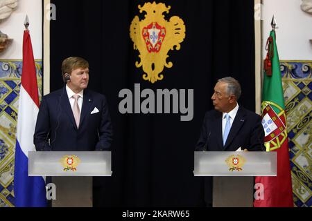 König Willem-Alexander von den Niederlanden (L) und der portugiesische Präsident Marcelo Rebelo de Sousa (R) geben nach ihrem Treffen im Belem-Palast in Lissabon, Portugal, am 10. Oktober 2017 eine gemeinsame Erklärung vor der Presse ab. Dies ist der erste von einem 3 Tage Royals Staatsbesuch in Portugal. (Foto von Pedro Fiuza/NurPhoto) Stockfoto