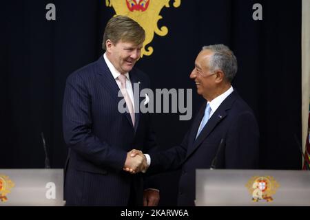 König Willem-Alexander von den Niederlanden (L) und der portugiesische Präsident Marcelo Rebelo de Sousa (R) geben sich nach ihrem Treffen am 10. Oktober 2017 im Belem-Palast in Lissabon, Portugal, die Hände. Dies ist der erste von einem 3 Tage Royals Staatsbesuch in Portugal. (Foto von Pedro Fiuza/NurPhoto) Stockfoto