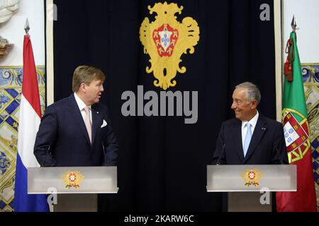 König Willem-Alexander von den Niederlanden (L) und der portugiesische Präsident Marcelo Rebelo de Sousa (R) geben nach ihrem Treffen im Belem-Palast in Lissabon, Portugal, am 10. Oktober 2017 eine gemeinsame Erklärung vor der Presse ab. Dies ist der erste von einem 3 Tage Royals Staatsbesuch in Portugal. (Foto von Pedro Fiuza/NurPhoto) Stockfoto