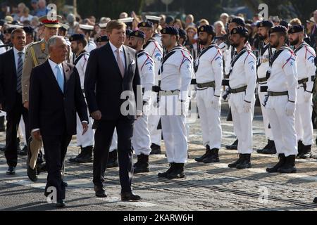 Portugals Präsident Marcelo Rebelo de Sousa (L) und König Willem-Alexander von den Niederlanden überprüfen die Wachen während einer Begrüßungszeremonie im Kloster Jeronimos in Lissabon, Portugal, am 10. Oktober 2017. Dies ist der erste von einem 3 Tage Royals Staatsbesuch in Portugal. (Foto von Pedro Fiuza/NurPhoto) Stockfoto