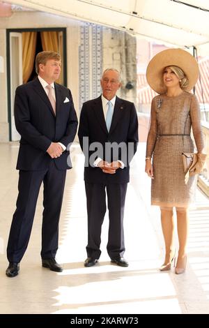 König Willem-Alexander und Königin Maxima der Niederlande unterhalten sich am 10. Oktober 2017 im Belem-Palast in Lissabon mit dem portugiesischen Präsidenten Marcelo Rebelo de Sousa (C). Dies ist der erste von einem 3 Tage Royals Staatsbesuch in Portugal. (Foto von Pedro Fiuza/NurPhoto) Stockfoto