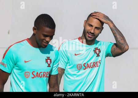 Portugals führen Ricardo Quaresma (R) und Nelson Semedo (L) während des Nationalmannschaftstrainings vor dem Spiel zwischen Portugal und der Schweiz beim City Football in Oeiras, Lissabon, Portugal, am 9. Oktober 2017 vor. (Foto von Bruno Barros / DPI / NurPhoto) Stockfoto