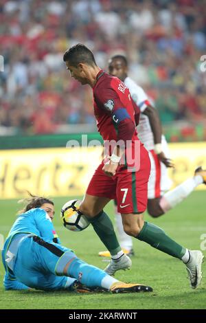 Portugals Stürmer Cristiano Ronaldo steht am 10. Oktober 2017 im Luz-Stadion in Lissabon mit dem Schweizer Torwart Yann Sommer beim Qualifikationsspiel der FIFA Fußball-Weltmeisterschaft 2018 zwischen Portugal und der Schweiz gegenüber. ( Foto von Pedro FiÃºza/NurPhoto) Stockfoto