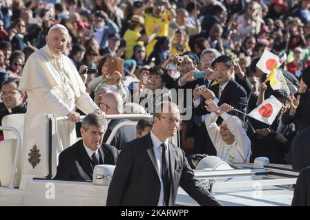 Papst Franziskus winkt, als er bei seiner wöchentlichen Generalaudienz am 11. Oktober 2017 auf dem Petersplatz im Vatikan durch die Menge getrieben wird. (Foto von Massimo Valicchia/NurPhoto) Stockfoto