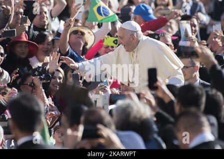 Papst Franziskus winkt, als er bei seiner wöchentlichen Generalaudienz am 11. Oktober 2017 auf dem Petersplatz im Vatikan durch die Menge getrieben wird. (Foto von Massimo Valicchia/NurPhoto) Stockfoto