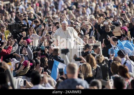 Papst Franziskus winkt, als er bei seiner wöchentlichen Generalaudienz am 11. Oktober 2017 auf dem Petersplatz im Vatikan durch die Menge getrieben wird. (Foto von Massimo Valicchia/NurPhoto) Stockfoto