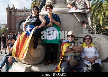 Der katalanische Präsident Carles Puigdemont hält am 10. Oktober 2017 eine Rede im katalanischen parlament in Barcelona, Spanien. Nach dem Referendum vom 1.. Oktober wird er voraussichtlich die Unabhängigkeit Kataloniens erklären. Nach einer Stunde Verspätung aufgrund von Gesprächen in letzter Minute mit den anderen Unabhängigkeitsparteien erklärte Puigdemont die Unabhängigkeit Kataloniens, setzte sie jedoch sofort auf Eis, in der Hoffnung auf eine Verhandlung in letzter Minute mit der Zentralregierung in Madrid. (Foto von Marco Panzetti/NurPhoto) Stockfoto