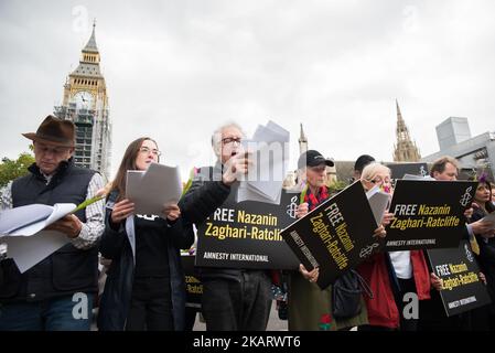 Am 11. Oktober 2017 fanden Mitglieder der Mahnwache von Amnesty International auf dem Parliament Square in London, Großbritannien, statt. Die Mahnwache fand statt, um die Befreiung von Nazanin Zaghari-Ratcliffe zu fordern, einer britisch-iranischen Frau, die im Iran inhaftiert ist, und Kamal Foroughi, ebenfalls eine britisch-iranische, die ‘den letzten sechs Jahren wegen „Spionage“ festgehalten wurde. (Foto von Alberto Pezzali/NurPhoto) Stockfoto