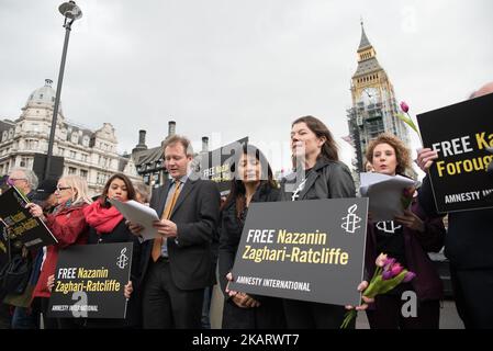 Am 11. Oktober 2017 fanden Mitglieder der Mahnwache von Amnesty International auf dem Parliament Square in London, Großbritannien, statt. Die Mahnwache fand statt, um die Befreiung von Nazanin Zaghari-Ratcliffe zu fordern, einer britisch-iranischen Frau, die im Iran inhaftiert ist, und Kamal Foroughi, ebenfalls eine britisch-iranische, die ‘den letzten sechs Jahren wegen „Spionage“ festgehalten wurde. (Foto von Alberto Pezzali/NurPhoto) Stockfoto