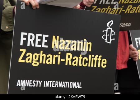 Am 11. Oktober 2017 fanden Mitglieder der Mahnwache von Amnesty International auf dem Parliament Square in London, Großbritannien, statt. Die Mahnwache fand statt, um die Befreiung von Nazanin Zaghari-Ratcliffe zu fordern, einer britisch-iranischen Frau, die im Iran inhaftiert ist, und Kamal Foroughi, ebenfalls eine britisch-iranische, die ‘den letzten sechs Jahren wegen „Spionage“ festgehalten wurde. (Foto von Alberto Pezzali/NurPhoto) Stockfoto