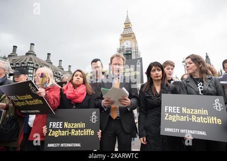 Am 11. Oktober 2017 fanden Mitglieder der Mahnwache von Amnesty International auf dem Parliament Square in London, Großbritannien, statt. Die Mahnwache fand statt, um die Befreiung von Nazanin Zaghari-Ratcliffe zu fordern, einer britisch-iranischen Frau, die im Iran inhaftiert ist, und Kamal Foroughi, ebenfalls eine britisch-iranische, die ‘den letzten sechs Jahren wegen „Spionage“ festgehalten wurde. (Foto von Alberto Pezzali/NurPhoto) Stockfoto