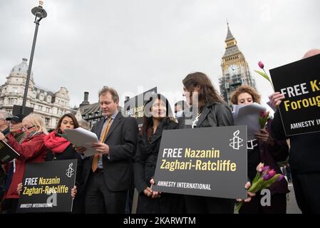 Am 11. Oktober 2017 fanden Mitglieder der Mahnwache von Amnesty International auf dem Parliament Square in London, Großbritannien, statt. Die Mahnwache fand statt, um die Befreiung von Nazanin Zaghari-Ratcliffe zu fordern, einer britisch-iranischen Frau, die im Iran inhaftiert ist, und Kamal Foroughi, ebenfalls eine britisch-iranische, die ‘den letzten sechs Jahren wegen „Spionage“ festgehalten wurde. (Foto von Alberto Pezzali/NurPhoto) Stockfoto