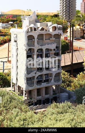 LATRUN, ISRAEL - 18. SEPTEMBER 2017: Es handelt sich um ein Layout des Wohnhauses Tel Avivs, dem Crazy House im Miniaturen Park Mini-Israel. Stockfoto