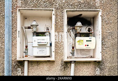 Gaszähler an der Außenwand Stockfoto