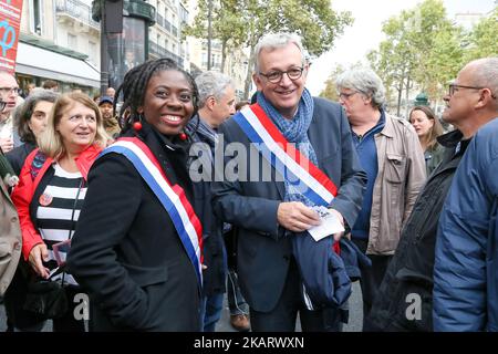 Der nationale Sekretär der Kommunistischen Partei Frankreichs (PCF), Pierre Laurent (1. L), trifft am 10. Oktober in Paris mit dem Abgeordneten der linken Partei La France Insoumise (LFI), Danièle Obono (C Left), zusammen. 2017 im Rahmen eines landesweiten Streiks, der von den neun großen Gewerkschaften des Landes gegen die Vorzeigereformen des französischen Präsidenten Emmanuel Macron organisiert wird, die die Bezahlung einfrieren, die Regeln für Krankheitstage verschärfen und bis 2022 120.000 Arbeitsplätze im öffentlichen Sektor abschaffen sollen. (Foto von Michel Stoupak/NurPhoto) Stockfoto