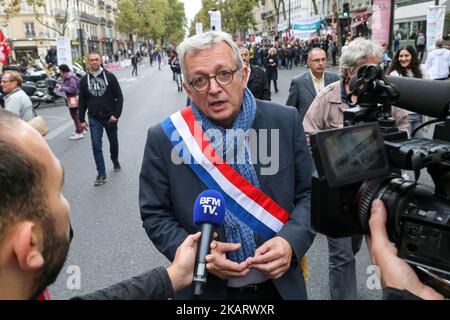 Der nationale Sekretär der Kommunistischen Partei Frankreichs (PCF), Pierre Laurent (C), spricht mit der Presse während einer Demonstration in Paris, Frankreich, am 10. Oktober, 2017 im Rahmen eines landesweiten Streiks, der von den neun großen Gewerkschaften des Landes gegen die Vorzeigereformen des französischen Präsidenten Emmanuel Macron organisiert wird, die die Bezahlung einfrieren, die Regeln für Krankheitstage verschärfen und bis 2022 120.000 Arbeitsplätze im öffentlichen Sektor abschaffen sollen. (Foto von Michel Stoupak/NurPhoto) Stockfoto