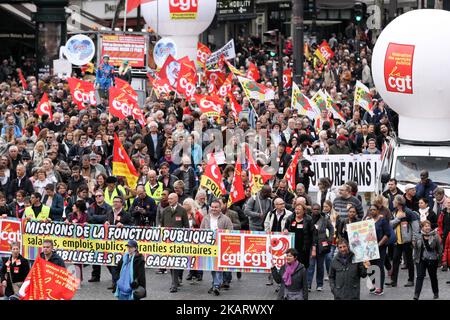 Tausende von Beschäftigten des öffentlichen Sektors marschieren am 10. Oktober 2017 im Rahmen eines landesweiten Streiks durch Paris, der von den neun großen Gewerkschaften des Landes gegen die Vorzeigearbeitsreformen des französischen Präsidenten Emmanuel Macron organisiert wurde, der plant, die Löhne einzufrieren, Verschärfen Sie die Vorschriften für Krankheitstage und kürzen Sie bis 2022 120.000 Arbeitsplätze im öffentlichen Sektor. (Foto von Michel Stoupak/NurPhoto) Stockfoto