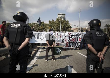 Mossos d'Esquadra, katalanische Regionalpolizisten, stehen während einer antifaschistischen Demonstration am spanischen Nationalfeiertag in Barcelona, Spanien, am 12. Oktober 2017, Wache. (Foto von Christian Minelli/NurPhoto) Stockfoto