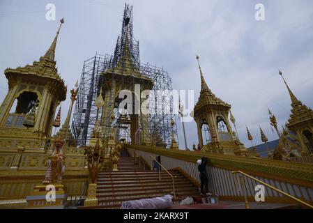 Arbeiter arbeiten am Bau des königlichen Krematoriums für die Beerdigung des verstorbenen thailändischen Königs Bhumibol Adulyadej am 12. Oktober 2017 in Sanam Luang in Bangkok, Thailand. Die königliche Einäscherung des verstorbenen thailändischen Königs Bhumibol Adulyadej ist am 26. Oktober 2017 geplant, und die Beerdigung wird aus einer fünftägigen Riten-Zeremonie bestehen. (Foto von Anusak Laowias/NurPhoto) Stockfoto