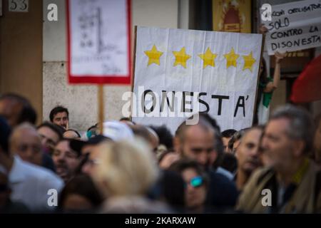 Anti-Establishment 5-Sterne-Bewegung (M5S) protestiert vor dem Unterhaus gegen die Entscheidung der Regierung, am 12. Oktober 2017 in Rom, Italien, einen Gesetzentwurf für ein neues Wahlgesetz für Vertrauensvotum zu erlassen (Foto: Andrea Ronchini/NurPhoto) Stockfoto