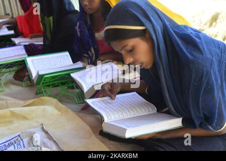 Rohingya-Kinder lernen am 11. Oktober 2017 in einer Madrasa im provisorischen Lager Balukhali in Cox's Bazar, Bangladesch, den Koran. Mehrere Tausend Rohingya, die vor der Gewalt in Myanmar fliehen, sind in Bangladesch eingestiegen, und offizielle Berichte über Kinder, die bei der jüngsten Flüchtlingswelle an Hunger, Erschöpfung und Fieber starben. (Foto von Mamunur Rashid/NurPhoto) Stockfoto