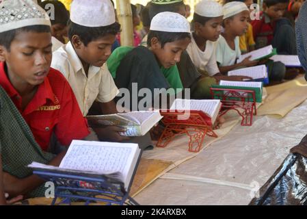 Rohingya-Kinder lernen am 11. Oktober 2017 in einer Madrasa im provisorischen Lager Balukhali in Cox's Bazar, Bangladesch, den Koran. Mehrere Tausend Rohingya, die vor der Gewalt in Myanmar fliehen, sind in Bangladesch eingestiegen, und offizielle Berichte über Kinder, die bei der jüngsten Flüchtlingswelle an Hunger, Erschöpfung und Fieber starben. (Foto von Mamunur Rashid/NurPhoto) Stockfoto