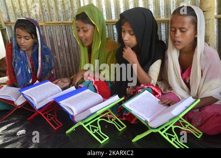 Rohingya-Kinder lernen am 11. Oktober 2017 in einer Madrasa im provisorischen Lager Balukhali in Cox's Bazar, Bangladesch, den Koran. Mehrere Tausend Rohingya, die vor der Gewalt in Myanmar fliehen, sind in Bangladesch eingestiegen, und offizielle Berichte über Kinder, die bei der jüngsten Flüchtlingswelle an Hunger, Erschöpfung und Fieber starben. (Foto von Mamunur Rashid/NurPhoto) Stockfoto