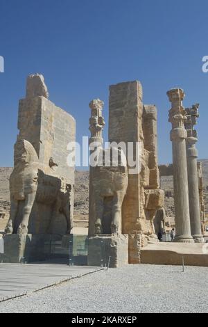 Das antike Persepolis, eine Hauptstadt des Achämenidenreiches 550 - 330 v. Chr. im Iran, ein UNESCO-Weltkulturerbe. . Archaelogische Stätte und Ruinen von Toren und Säulen der persischen Achämeniden-Dynastie die antike Hauptstadt Takht-e Jamshid oder Persepolis, die von Alexander dem Großen, dem griechisch-mazedonischen König, einem UNESCO-Weltkulturerbe und touristischen Wahrzeichen des Iran, in der Nähe der südlichen Stadt Shiraz in der Provinz Fars zerstört wurde. Einige der berühmtesten Wahrzeichen sind das Tor aller Völker, der Palast des Darius des Großen, auch bekannt als die Tachara, komplizierte Schnitzereien, geschnitzte Achaemenidensäulen, doppeltes h Stockfoto