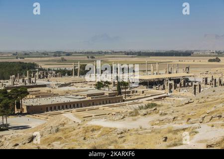 Das antike Persepolis, eine Hauptstadt des Achämenidenreiches 550 - 330 v. Chr. im Iran, ein UNESCO-Weltkulturerbe. . Archaelogische Stätte und Ruinen von Toren und Säulen der persischen Achämeniden-Dynastie die antike Hauptstadt Takht-e Jamshid oder Persepolis, die von Alexander dem Großen, dem griechisch-mazedonischen König, einem UNESCO-Weltkulturerbe und touristischen Wahrzeichen des Iran, in der Nähe der südlichen Stadt Shiraz in der Provinz Fars zerstört wurde. Einige der berühmtesten Wahrzeichen sind das Tor aller Völker, der Palast des Darius des Großen, auch bekannt als die Tachara, komplizierte Schnitzereien, geschnitzte Achaemenidensäulen, doppeltes h Stockfoto