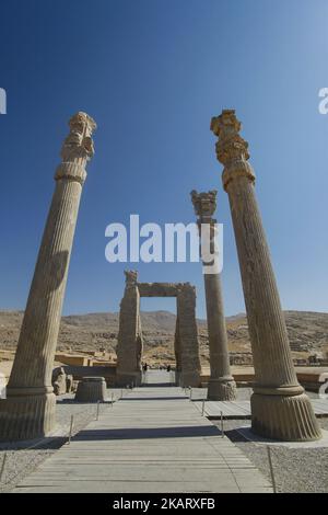 Das antike Persepolis, eine Hauptstadt des Achämenidenreiches 550 - 330 v. Chr. im Iran, ein UNESCO-Weltkulturerbe. . Archaelogische Stätte und Ruinen von Toren und Säulen der persischen Achämeniden-Dynastie die antike Hauptstadt Takht-e Jamshid oder Persepolis, die von Alexander dem Großen, dem griechisch-mazedonischen König, einem UNESCO-Weltkulturerbe und touristischen Wahrzeichen des Iran, in der Nähe der südlichen Stadt Shiraz in der Provinz Fars zerstört wurde. Einige der berühmtesten Wahrzeichen sind das Tor aller Völker, der Palast des Darius des Großen, auch bekannt als die Tachara, komplizierte Schnitzereien, geschnitzte Achaemenidensäulen, doppeltes h Stockfoto