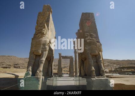 Das antike Persepolis, eine Hauptstadt des Achämenidenreiches 550 - 330 v. Chr. im Iran, ein UNESCO-Weltkulturerbe. . Archaelogische Stätte und Ruinen von Toren und Säulen der persischen Achämeniden-Dynastie die antike Hauptstadt Takht-e Jamshid oder Persepolis, die von Alexander dem Großen, dem griechisch-mazedonischen König, einem UNESCO-Weltkulturerbe und touristischen Wahrzeichen des Iran, in der Nähe der südlichen Stadt Shiraz in der Provinz Fars zerstört wurde. Einige der berühmtesten Wahrzeichen sind das Tor aller Völker, der Palast des Darius des Großen, auch bekannt als die Tachara, komplizierte Schnitzereien, geschnitzte Achaemenidensäulen, doppeltes h Stockfoto