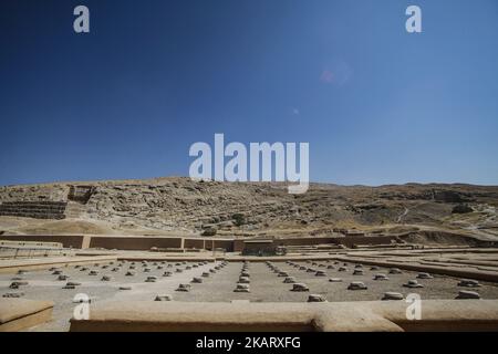 Das antike Persepolis, eine Hauptstadt des Achämenidenreiches 550 - 330 v. Chr. im Iran, ein UNESCO-Weltkulturerbe. . Archaelogische Stätte und Ruinen von Toren und Säulen der persischen Achämeniden-Dynastie die antike Hauptstadt Takht-e Jamshid oder Persepolis, die von Alexander dem Großen, dem griechisch-mazedonischen König, einem UNESCO-Weltkulturerbe und touristischen Wahrzeichen des Iran, in der Nähe der südlichen Stadt Shiraz in der Provinz Fars zerstört wurde. Einige der berühmtesten Wahrzeichen sind das Tor aller Völker, der Palast des Darius des Großen, auch bekannt als die Tachara, komplizierte Schnitzereien, geschnitzte Achaemenidensäulen, doppeltes h Stockfoto