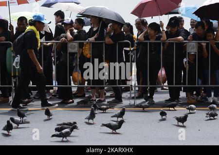 Thailändische Trauernde stehen Schlange, um dem verstorbenen thailändischen König Bhumibol Adulyadej vor dem Großen Palast in Bangkok, Thailand, den 13. Oktober 2017, Respekt zu erweisen. König Bhumibol Adulyadej starb am 13. Oktober letzten Jahres, und die thailändische Regierung hat den 13. Oktober zu einem jährlichen Feiertag gemacht, um des verstorbenen Königs zu gedenken. (Foto von Anusak Laowias/NurPhoto) Stockfoto