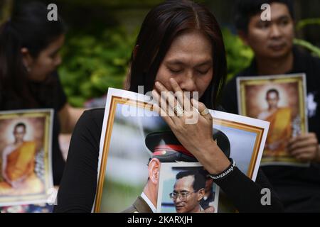 Thailändischer Trauermann hält ein Porträt des verstorbenen thailändischen Königs Bhumibol Adulyadej im Siriraj Krankenhaus, wo er am Freitag, den 13. Oktober 2017 in Bangkok, Thailand, starb. König Bhumibol Adulyadej starb am 13. Oktober letzten Jahres, und die thailändische Regierung hat den 13. Oktober zu einem jährlichen Feiertag gemacht, um des verstorbenen Königs zu gedenken. (Foto von Anusak Laowias/NurPhoto) Stockfoto