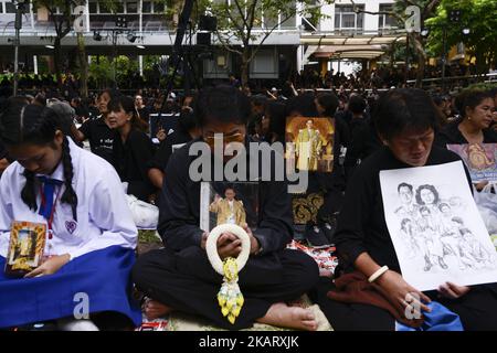 Thailändischer Trauermann hält ein Porträt des verstorbenen thailändischen Königs Bhumibol Adulyadej im Siriraj Krankenhaus, wo er am Freitag, den 13. Oktober 2017 in Bangkok, Thailand, starb. König Bhumibol Adulyadej starb am 13. Oktober letzten Jahres, und die thailändische Regierung hat den 13. Oktober zu einem jährlichen Feiertag gemacht, um des verstorbenen Königs zu gedenken. (Foto von Anusak Laowias/NurPhoto) Stockfoto